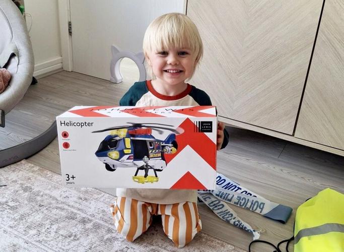 “Police-obsessed” three year old calls 999 and saves mum after she collapsed