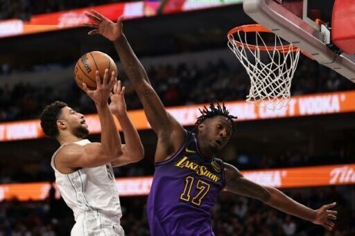 Young's buzzer-beater lifts Hawks, Celtics down Nuggets