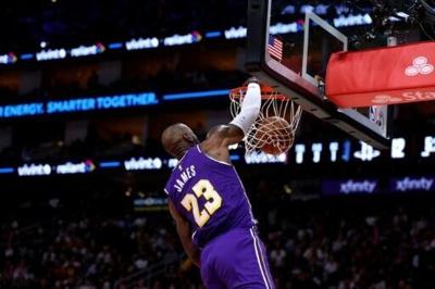 LeBron James slams in a dunk as the Los Angeles Lakers stretched their NBA win streak to seven games by defeating host Houston 124-116