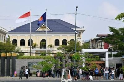 Indonesians gather outside Jakarta's embassy in Phnom Penh this week seeking documents to leave the country
