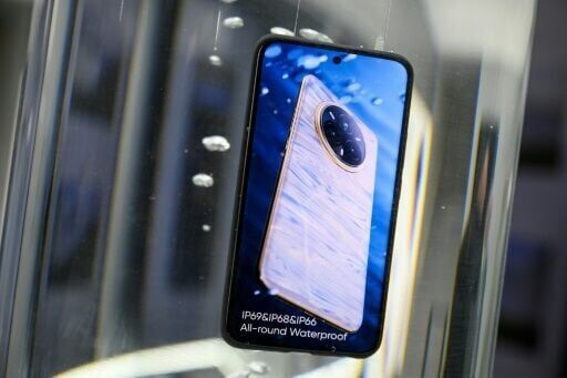 Chameleon phones and smart contact lenses: the gadgets of MWC 2025