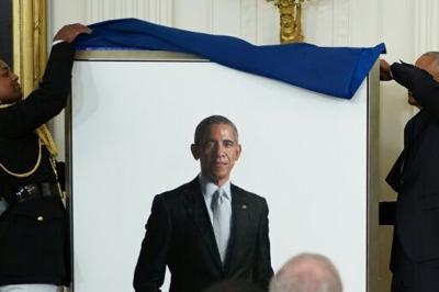 Trump replaces Obama portrait with painting of... himself