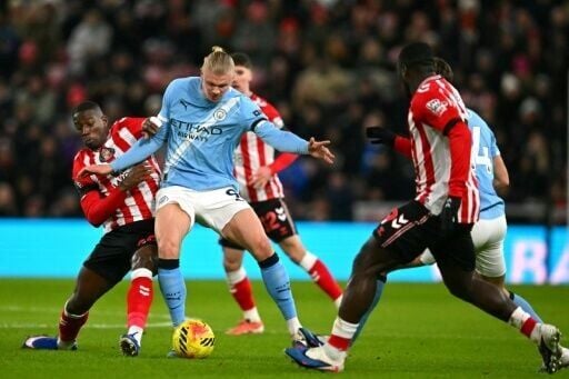 Manchester City were held by Sunderland to fall four points behind Arsenal