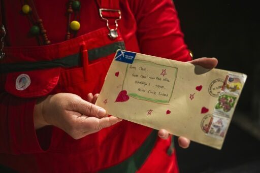 As Arctic climate warms, even Santa runs short of snow