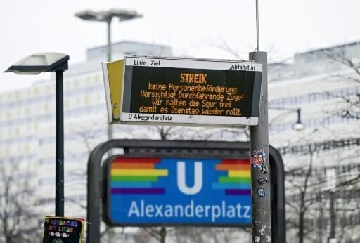 A sign warning of the stoppage at central Berlin's Alexanderplatz station