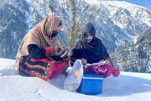 Pakistan health workers kick off polio drive despite snow