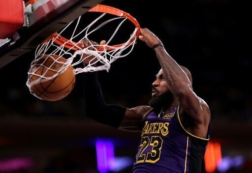 James puts on a show as Lakers top Knicks in New York