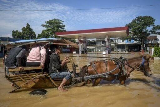 The death toll from floods and landslides in Indonesia's Sumatra island has topped 900