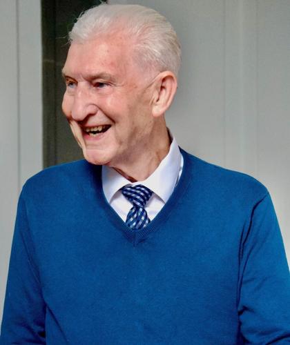 86-year-old reads anniversary cards for first time ever – after learning to read