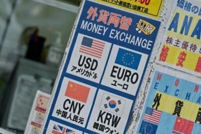 As US stocks hit records, experts see the dollar falling further