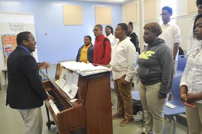 Award-winning Selma High School choir preps for Christmas concert