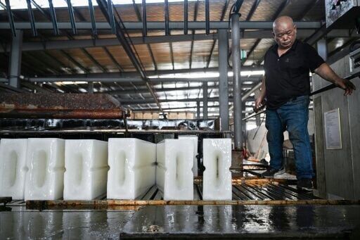 China heatwaves boost ice factory sales