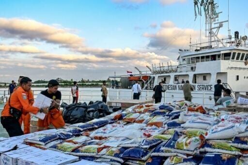 Governments and aid groups are working to ship supplies to affected areas across Indonesia and Sri Lanka