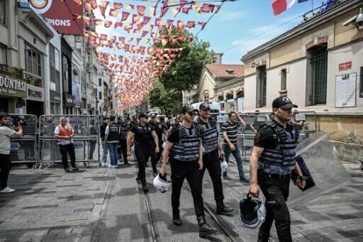 'Remember Charlie Hebdo!' Protesters seethe at Istanbul magazine
