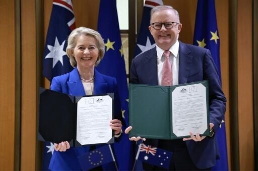 European Commission President Ursula von der Leyen (L) and Australian Prime Minister Anthony Albanese pose with signed copies of the agreements during a ceremony at Parliament House in Canberra on March 24, 2026.