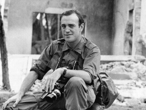 Peter Arnett posing when he was a reporter for Associated Press in Vietnam