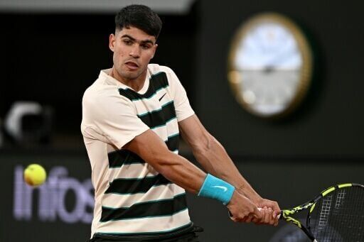 Alcaraz into French Open third round as Swiatek and Sabalenka cruise