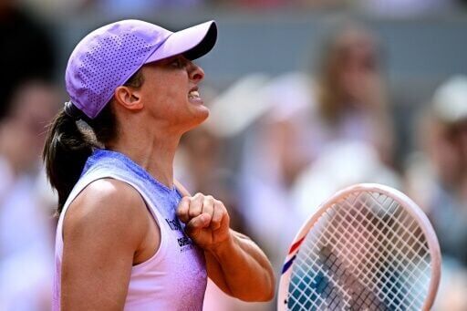 Alcaraz, Swiatek pass tough French Open tests