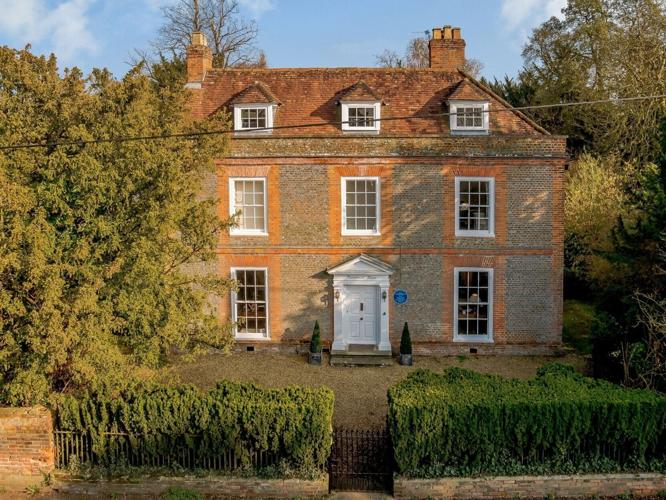 SWNS_CHRISTIE_HOUSE_01_140818