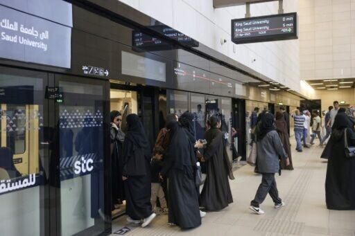New metro cuts through Saudi social divisions