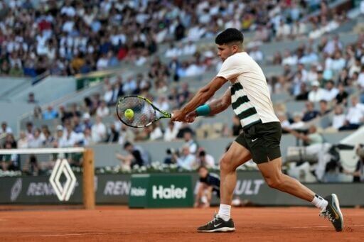 Alcaraz, Swiatek pass tough French Open tests