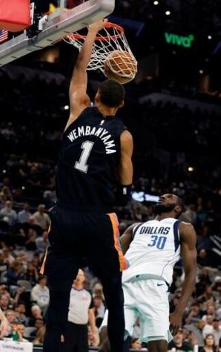 San Antonio Spurs star Victor Wembanyama dunks over Moussa Cisse of the Dallas Mavericks