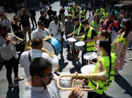 Serbian students, unions join forces to pressure government