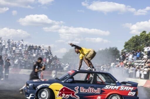 Living up to his nickname 'Speed', he has been filmed live by his teams as he dashes around, alternating cultural discoveries, interactions with vendors or street artists with other antics