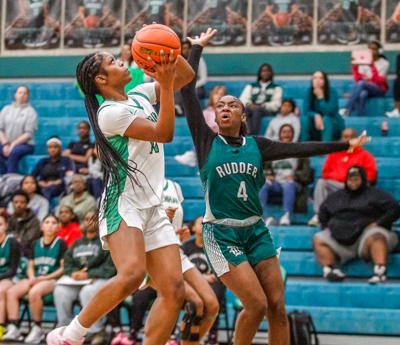 Janiyah Mathis putting shot up.png