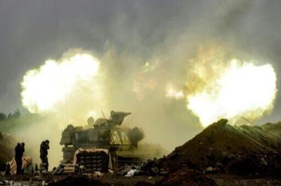 An Israeli howitzer fires rounds towards southern Lebanon