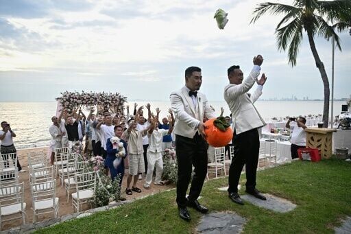 Gay Chinese couple fulfil wedding dream in 'freer' Thailand