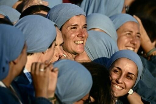 Young Catholics give rock star welcome to Pope Leo at vigil