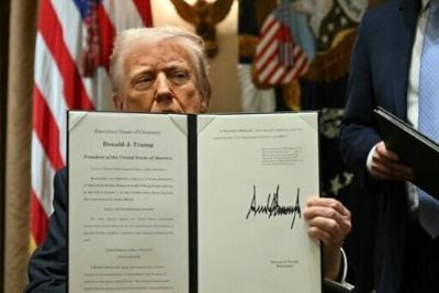 Trump rewarding loyalists with pardon spree