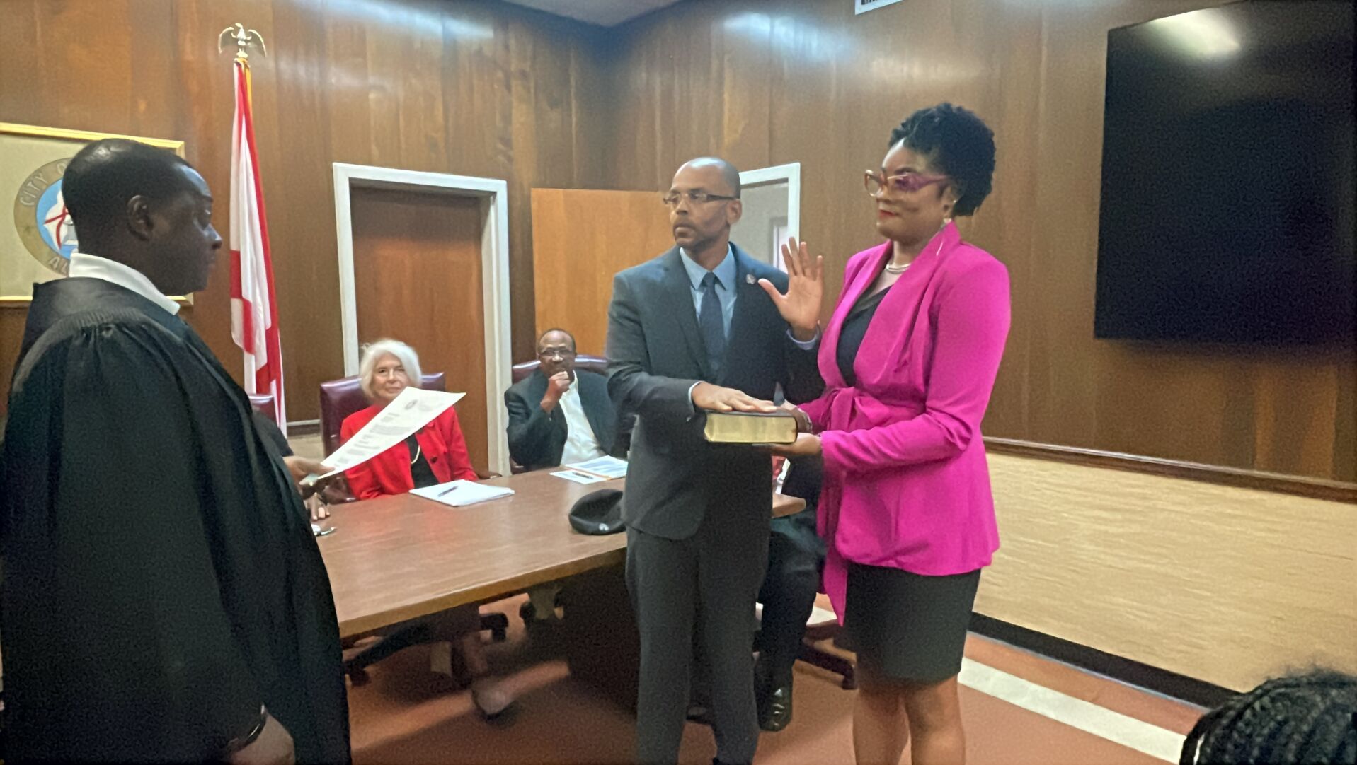 Dexter Hinton being sworn in as Mayor of Marion.