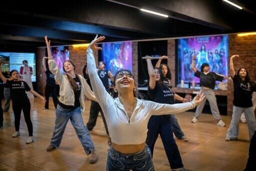 La maestra de baile de K-pop Ginna Montoya enseña a su grupo durante una clase en Ciudad de México el 29 de abril de 2026.