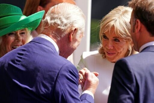 Kisses, handshakes: British royals host friendly state visit for French president