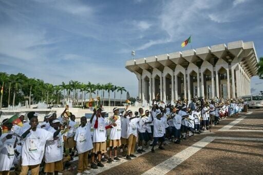 Children cheer as Pope Leo XIV's motorcade arrives at the Cameroonian presidential palace