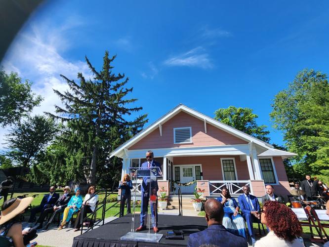 Moss speaking at Jackson Home