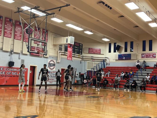 Wallace basketball teams pull out wins in weekend games