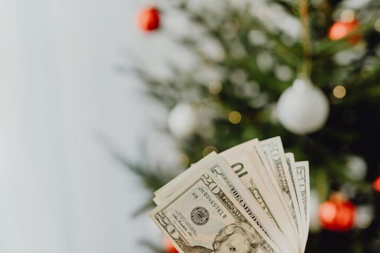 All Americans want for Christmas is cash?