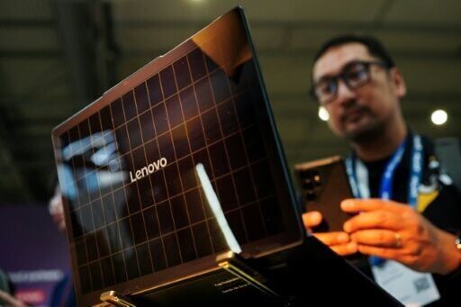 Chameleon phones and smart contact lenses: the gadgets of MWC 2025