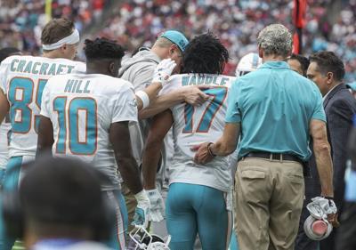 Dolphins WRs Jaylen Waddle, Tyreek Hill ailing for 49ers' clash