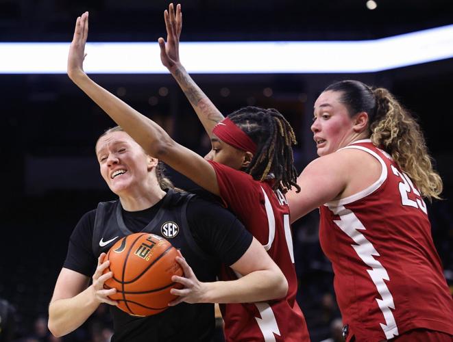 Mizzou guard Grace Slaughter (0) attempts a layup