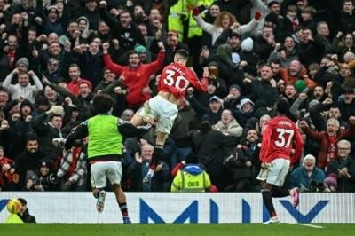 Manchester United's Benjamin Sesko (C) celebrates scoring against Fulham
