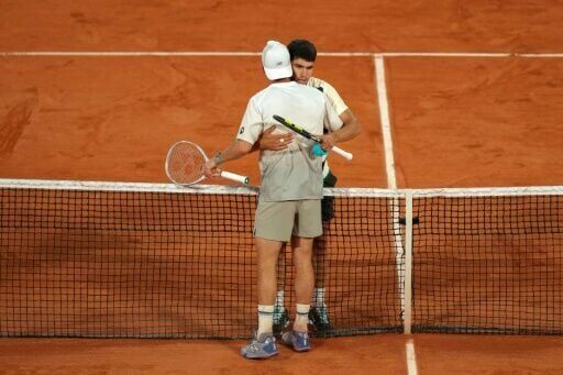 Swiatek and Sabalenka set up French Open semi-final clash as Alcaraz sweeps through