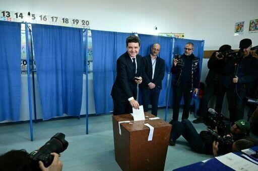 Pro-EU centrist wins tense Romania presidential vote rerun