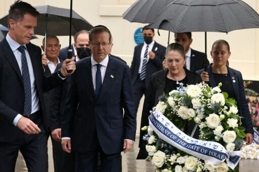 Israeli President Isaac Herzog (C) and his wife Michal lay a wreath for the victims of the Bondi Beach attack
