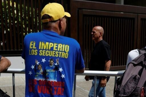 Pro-government workers also demonstrated, while calling for Maduro's release