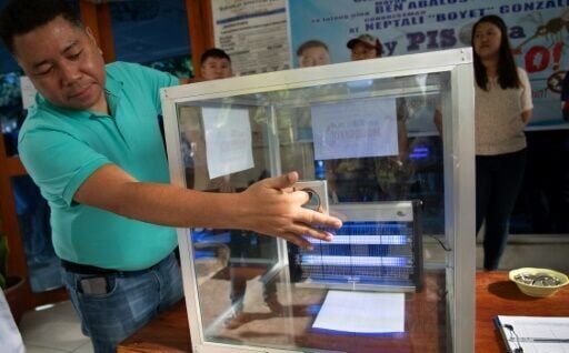 Manila neighbourhood puts bounty on dengue-carrying mosquitoes