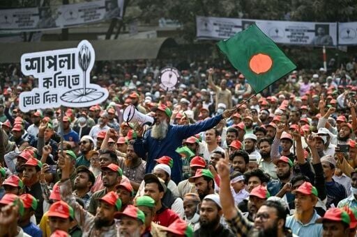 Supporters of the Jamaat-e-Islami-led alliance of Islamist parties rally ahead of the election